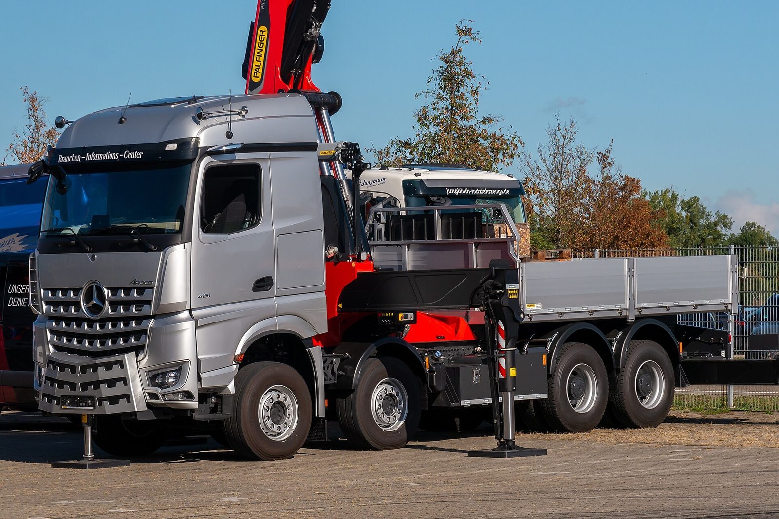 Modern kranbil – en Mercedes-Benz Arocs med lastbilskran – för lyft i Stockholm