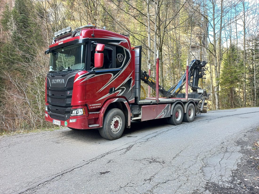 Modern Scania kranbil med lastbilskran för lyft i Stockholm